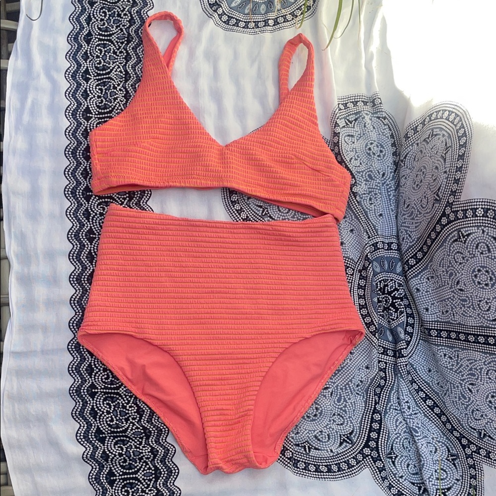 Lululemon Textured Coral High-Waist Ribbed Bikini Set EUC!  Size approx 4/6